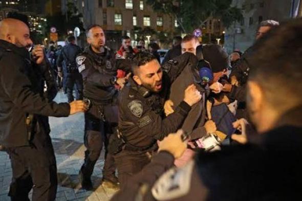 شرطة الاحتلال تقمع وتعتقل عددا من المتظاهرين المطالبين بإسقاط نتنياهو في تل أبيب