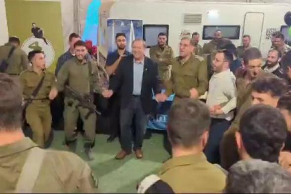 وزير خارجية أمريكي أسبق يرقص على حدود غزة .. فيديو