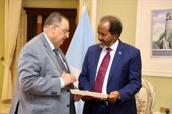 السفير خليل ابراهيم الذوادي يقدم رسالة خطية الى رئيس جمهورية الصومال من...