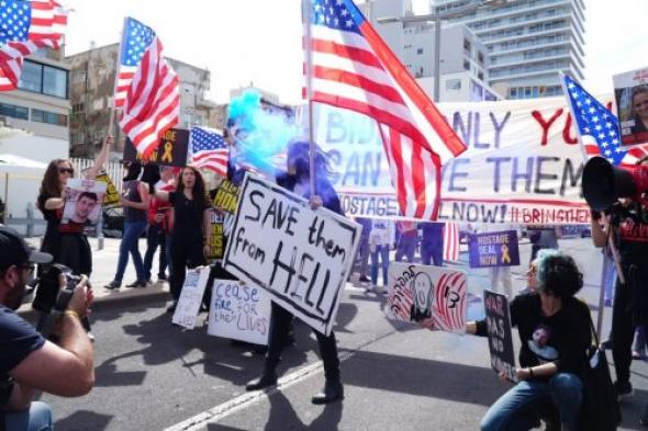 عائلات الأسرى الإسرائيليين يغلقون طريق السفارة الأمريكية