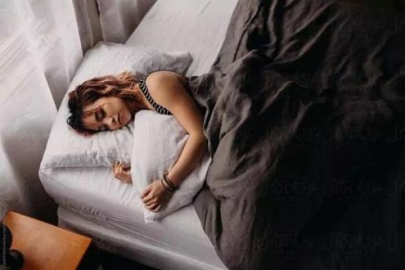 أطباء يحذرون التعرق الشديد اثناء النوم يدل على الاصابة بهذا المرض القاتل.. احذر على نفسك قبل فوات الاوان
