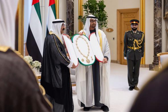 رئيس الدولة يمنح أمير الكويت «وسام زايد» وسموه يهديه «قلادة مبارك الكبير»
