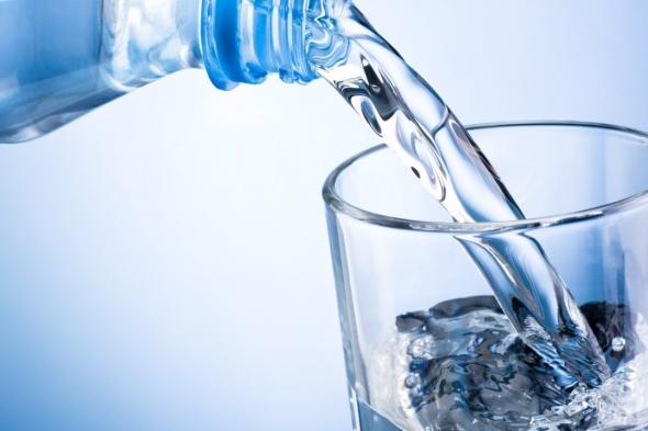 السعودية : طبيب يحذر من تناول كميات كبيرة من الماء قبل أذان الفجر.. ويكشف عن السبب المفاجئ!