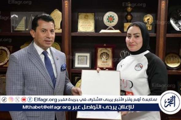 "دوت الخليج الرياضي" يكشف توريط وزير الشباب والرياضة في تكريم "بطلة من ورق"