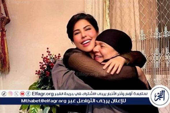 تزامنا مع احتفالات عيد الأم.. شمس الكويتية تثير الجدل بصورة مع سيدة مسنة