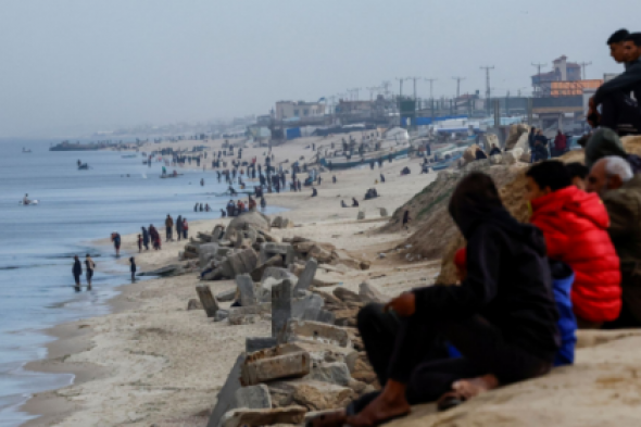 سقط منها بالبحر .. إنزالات أمريكية لمساعدات على غزة