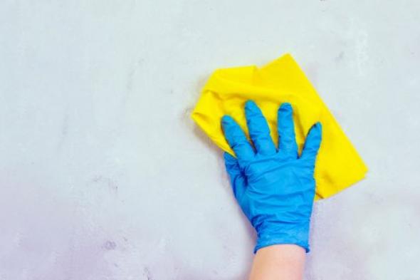 سر نظافة الجدران بدون جهد: اكتشف خلطات منزلية فعالة لإزالة الدهون والبقع بسهولة وسرعة!