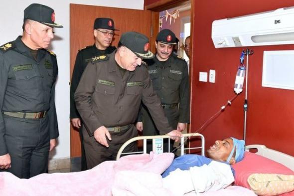 الفريق أسامة عسكر يزور عددا من المصابين بمستشفى القوات المسلحة بالحلمية للعظام والتكميل
