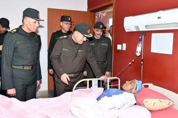 رئيس الأركان يزور عددا من المصابين بمستشفى القوات المسلحة بالحلمية للعظام والتكميل