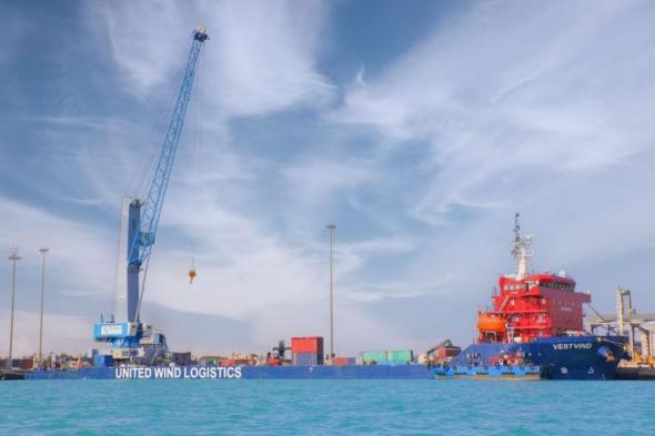 موانئ دبي العالمية تتسلم رافعة متنقلة جديدة في ميناء السخنة