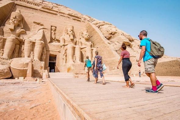 البنك المركزي المصري: 7.8 مليار دولار إيرادات قطاع السياحة بالنصف…