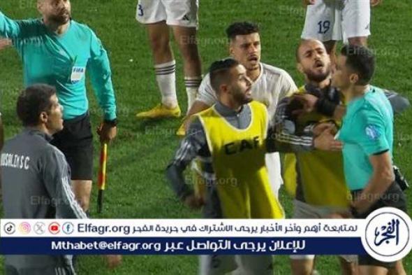عاجل...فيديو | اعتداء لاعبي أبو سليم على الحكم محمد معروف في مباراة نهضة بركان بالكونفدرالية