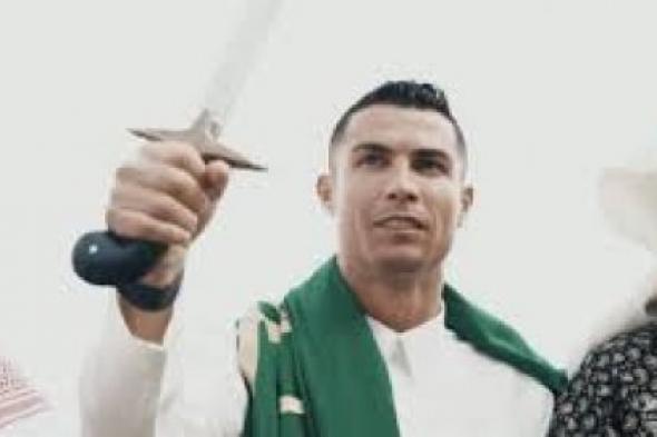 كريستيانو رونالدو يحتفل بالعيد بالثوب السعودي