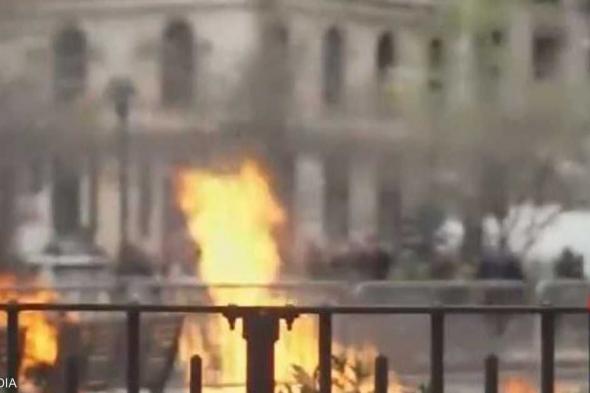 العالم اليوم - فيديو.. رجل يشعل النار في نفسه أمام محاكمة ترامب