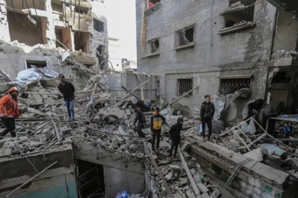 طواقم الدفاع المدني في غزة تنتشل عددا من الجثث بعد غارة إسرائيلية...