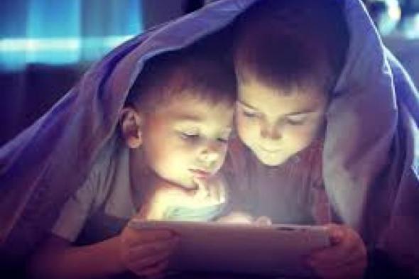 الصحة تكشف خطوات تحمي طفلك من مخاطر استخدام شبكة الإنترنت