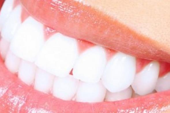العشبة التي ادهشت اطباء الأسنان من قوتها الرهيبة على تبييض الاسنان وازالة الصفار خلال ساعات فقط !