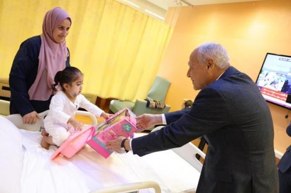 أبو الغيط خلال زيارته لأطفال جرحى من غزة في مستشفى سدرة بالدوحة:...