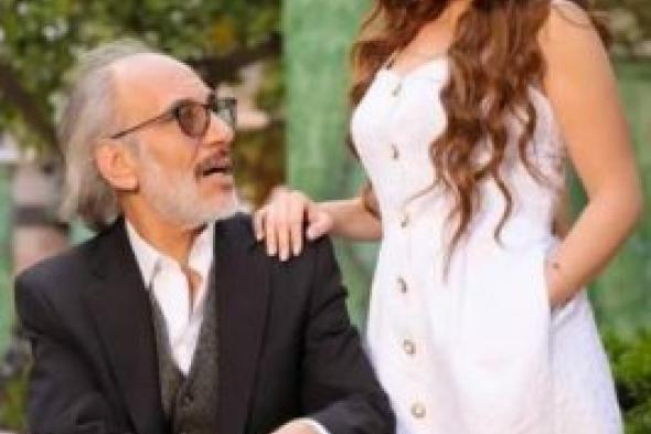 غسان مسعود يبكي ولا يتمالك نفسه في حفل خطوبة ابنته (فيديو)