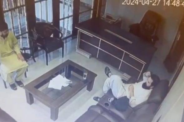 اتفرج: كاميرا توثق لحظة انتحار رجل أعمال داخل مكتبه ..فيديو