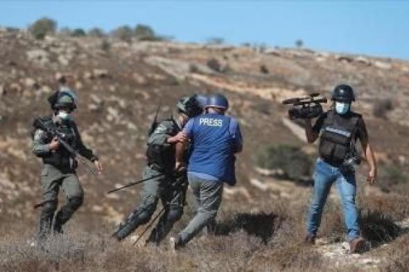 الاحتلال يواصل اعتقال 53 صحفياً فلسطينياً