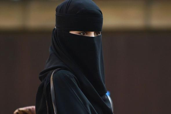 فتاة سعودية جميلة رفضت الزواج بسبب والدتها.. وبعد أن بلغ عمرها 50 عاماً حدثت المفاجأة!.