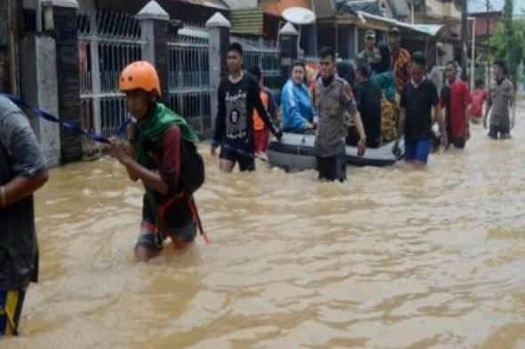 مقتل 14 شخصا في فيضانات بإندونيسيا