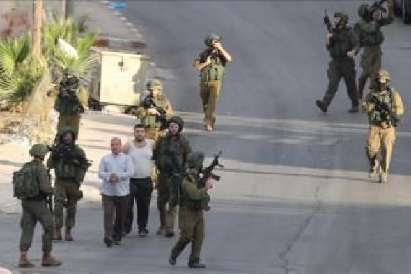 الاحتلال يعتقل 25 فلسطينياً من الضفة