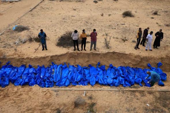 العالم اليوم - مقبرة جماعية ثالثة.. انتشال 49 جثة من مجمع الشفاء في غزة