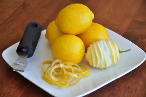 "ضاع عمرك وانتي ترمي قشور الليمون".. طريقة سحرية دخليهم في الفرن واستخدميهم في جميع الاكلات!!