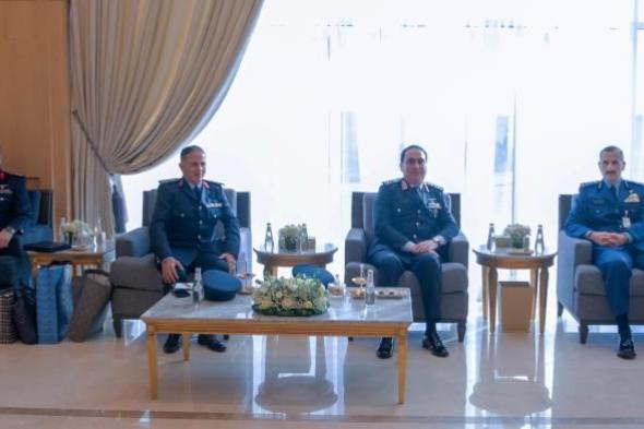 قائد القوات الجوية يلتقى نظيره بالمملكة العربية السعودية