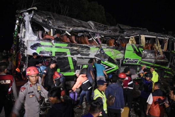 العالم اليوم - مقتل 11 معظمهم من الطلاب بحادثة تحطم حافلة في إندونيسيا