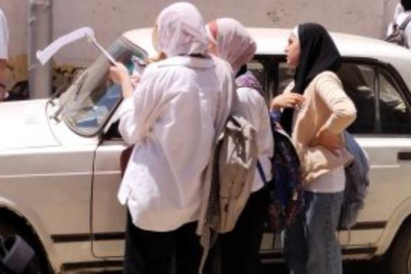 في محافظة الجيزة .. بدء توافد طلاب أولى ثانوى على اللجان لأداء امتحان اللغة الأجنبية الأولى