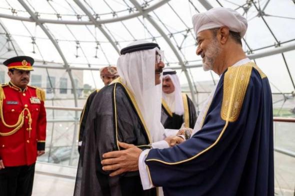 أمير الكويت يستقبل السلطان هيثم بن طارق سلطان عمان
