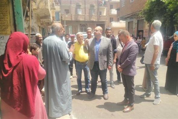 نائب محافظ الجيزة يتابع ميدانيا مشروعات الرصف وتركيب بلاط الإنترلوك بمدينة العياط