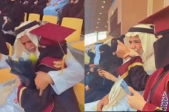 مقطع فيديو يُثيرُ التساؤلات: أب سعودي يخلع حذاءه ويُهديه لابنته في يوم تخرجها!...و السبب مؤلم للغاية