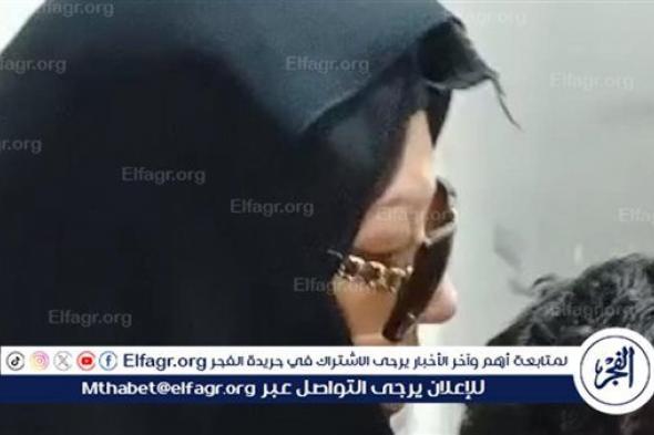 بالحجاب.. فيفي عبده تقدم واجب العزاء في زوجة أحمد عدوية