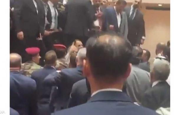 العالم اليوم - بالفيديو: عراك بين النواب بجلسة انتخاب رئيس للبرلمان العراقي