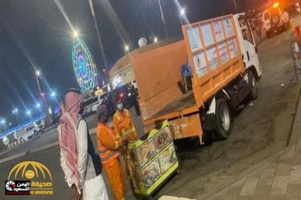 مقيمة في السعودية تتجول بعربة لبيع البطاطس.. وعند مداهمة دورات المياه كانت المفاجأة الصاعقة!