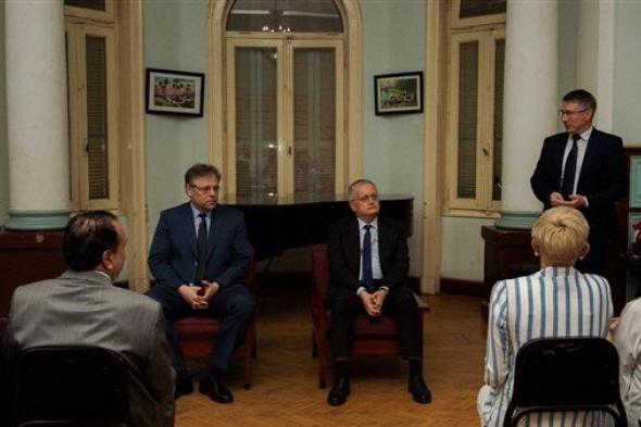 السفارة الروسية تنظم مائدة مستديرة لمناقشة تعزيز التعاون في مواجهة التحديات المشتركة