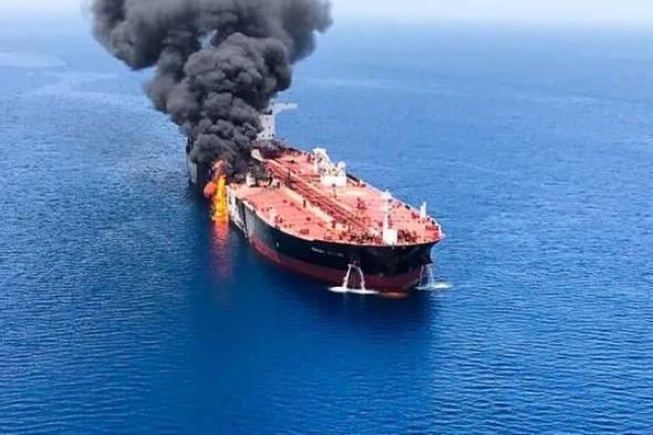 تغرق مشتعلة في البحر الأحمر.. البحرية البريطانية: الحوثيون استهدفوا سفينة