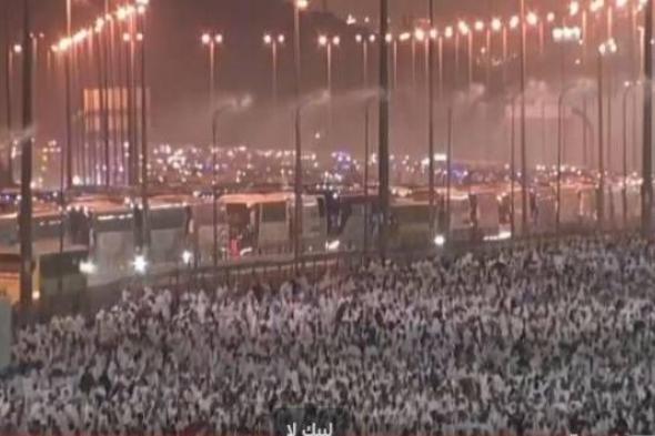 حجاج بيت الله الحرام يتوجهون إلى مزدلفة بعد الوقف على عرفات (فيديو)