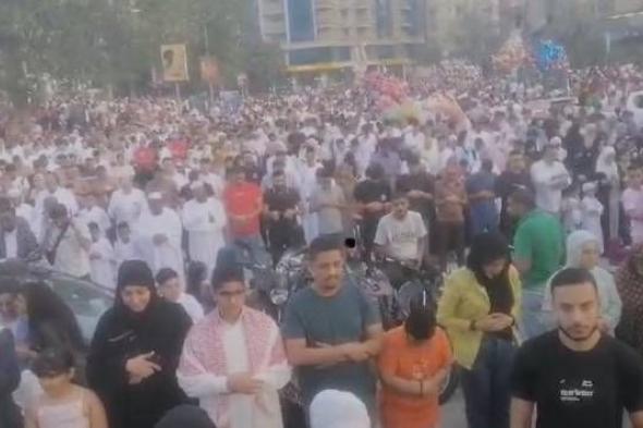 بـ البلالين.. المواطنون يحتفلون بالعيد في ساحة مسجد مصطفى محمود (فيديو)