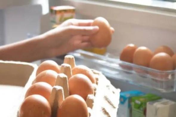 تخزين البيض في باب الثلاجة يسبب أضرارا جسيمة.. اعرف المكان الأفضل