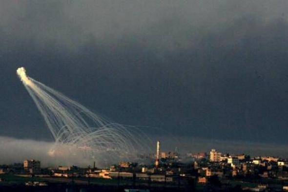 إعلام فلسطيني: الاحتلال يطلق قنابل فوسفورية شمال المخيم الجديد وسط قطاع غزة