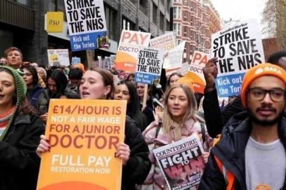 إضراب الأطباء في بريطانيا.. عاصفة تهدد القطاع الطبي بالمملكة المتحدة