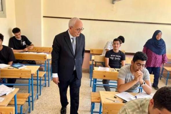 وزير التعليم يطمئن من الطلاب على مستوى امتحان الفيزياء