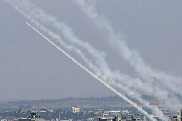 فصائل فلسطينية تقصف غلاف غزة ومستوطنات إسرائيلية برشقات صاروخية مركزة