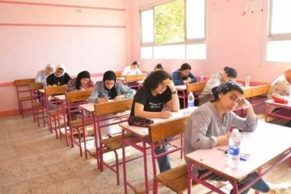 طلاب الثانوية يتوافدون على اللجان للتفتيش قبل امتحان اللغة الأجنبية الأولى