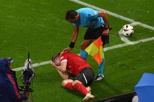 لاعب وسط النمسا يتعرض للإصابة من الجماهير خلال مباراة تركيا